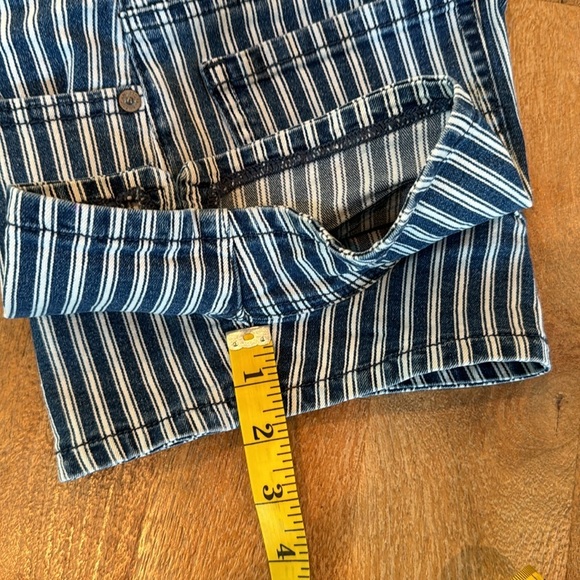 AMERICAN EAGLE • STRIPED HI-RISE SHORTIE • Size 00 Summer Shorts - Picture 6 of 11